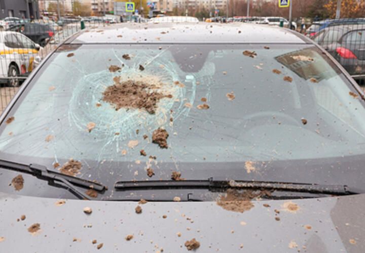 В Краснодаре обломки БПЛА повредили остекление и крыши жилых домов и бизнес-центра