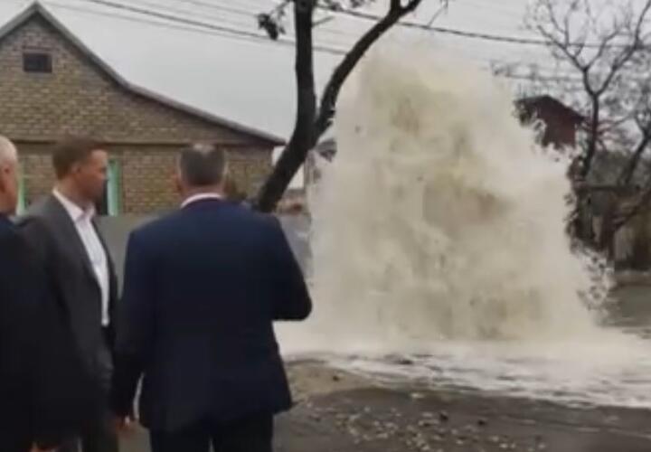 В Новороссийске из-под земли бьёт фонтан на несколько метров ввысь. Город опять без воды?