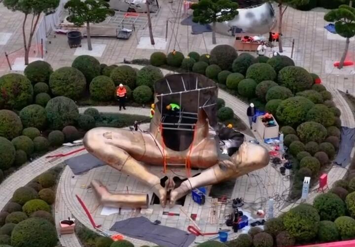 В парке Галицкого в Краснодаре устанавливают гигантскую бронзовую женщину с глобусом