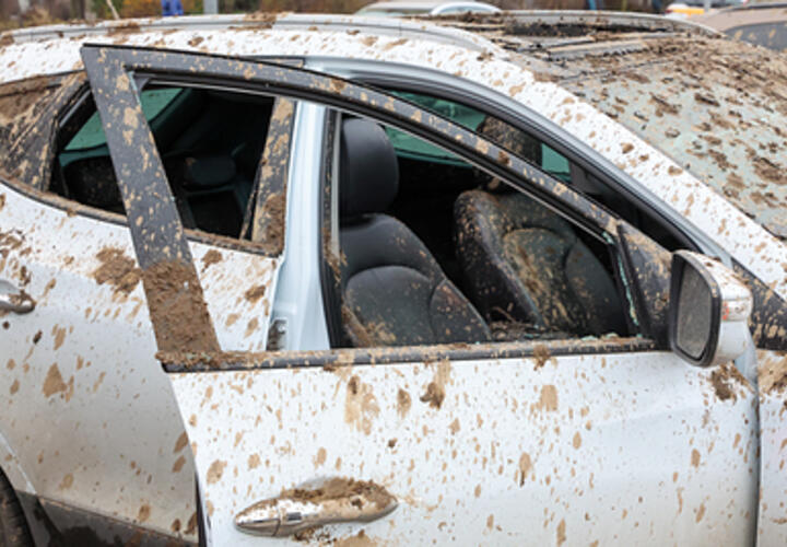 Выбитые стекла и поврежденные автомобили: в Северском районе Кубани устраняют последствия налета БПЛА