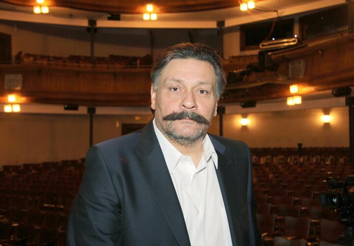 На данный момент актёр проживает во Франции