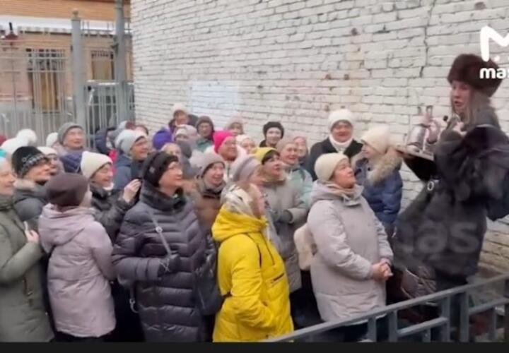 «Бабкоскамерство»: московских пенсионеров привели на экскурсию к дому Долиной