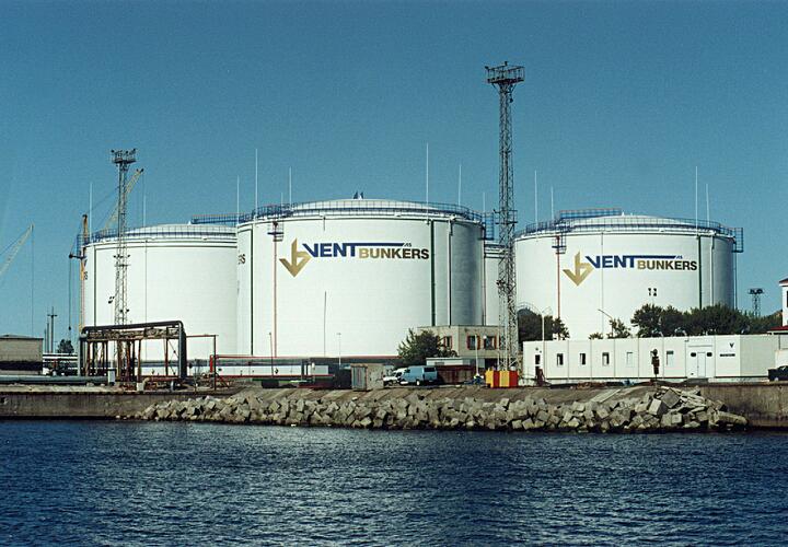 Больше суток тушили пожар в порту Темрюка. Два резервуара с нефтью загорелись в результате атаки БПЛА