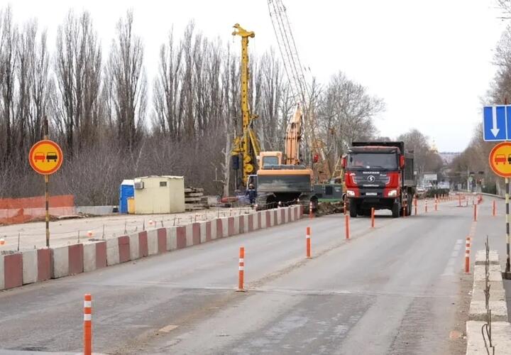 Дорогу закрыли на год: движение по Фадеевскому путепроводу, ведущему к краснодарскому аэропорту, возобновлять пока не будут 