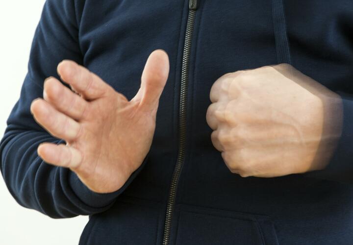 Мужчины, видимо, уже начали отмечать Новый год