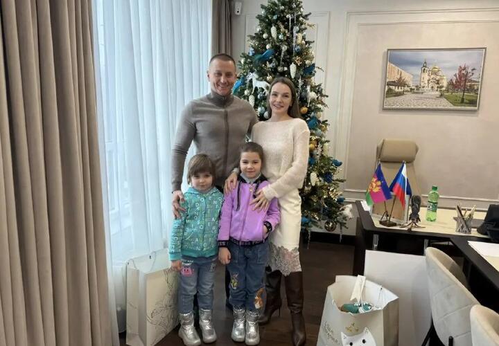 Двойной праздник: депутат гордумы Краснодара Андрей Анашкин вручил большие подарки кубанкам, родившимся в декабре