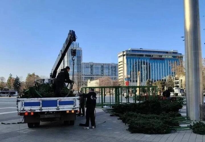 Это уже скоро: в Краснодаре начали устанавливать 22-метровую главную елку