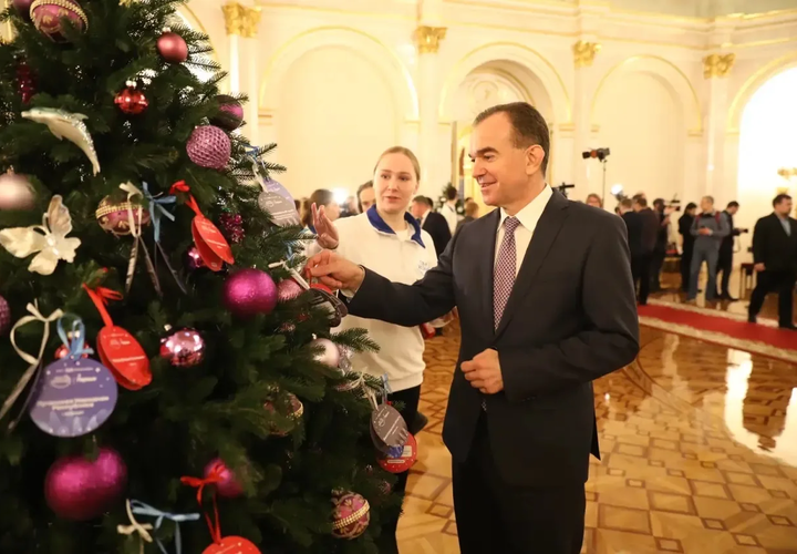 Гитара и вигвам: губернатор Кондратьев дарит новогодние подарки