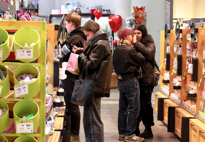 Косметику от известного бренда раздают россиянам просто так на центральных улицах. В чём подвох?