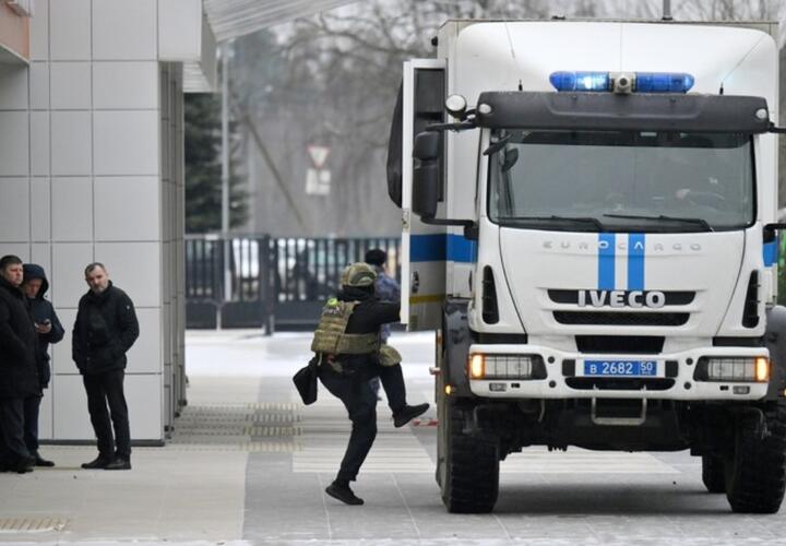 Манифест для школьников и бомба в туалете: история с нападением на подмосковную школу обрастает странными подробностями