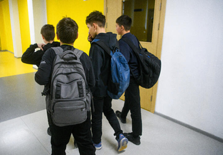 Много едят и плохо видят: в Минздраве назвали самые распространенные болезни российских школьников