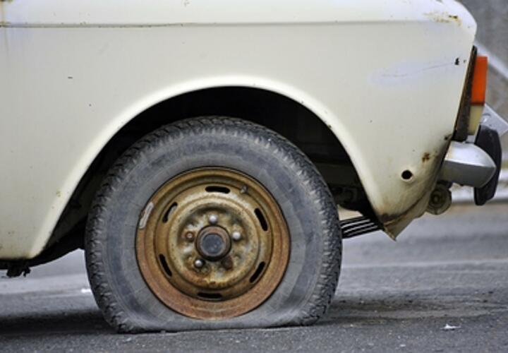 На Гидрострое в Краснодаре неизвестные изрезали колесные шины припаркованных автомобилей и пробили крыши машин