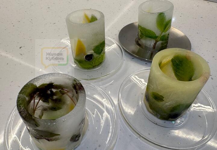 Новогоднее застолье, которое мы заслужили: ледяные стаканы своими руками 