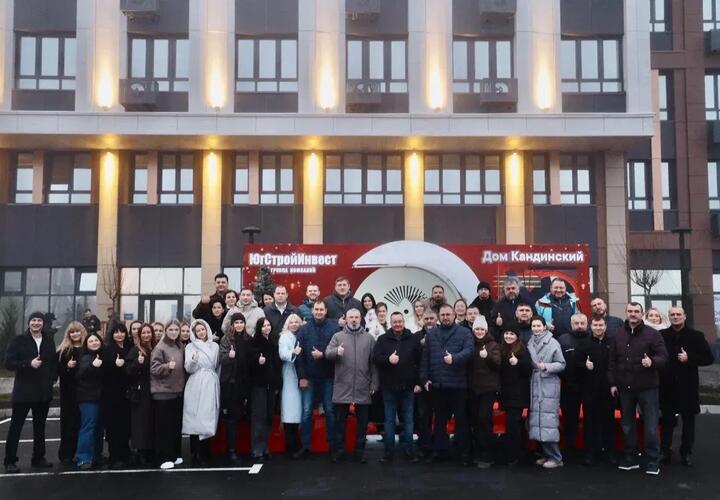 20 декабря в Краснодаре состоялось долгожданное событие — праздничная церемония вручения ключей от квартир в новом доме «Кандинский» в культурном квартале «Эрмитаж»