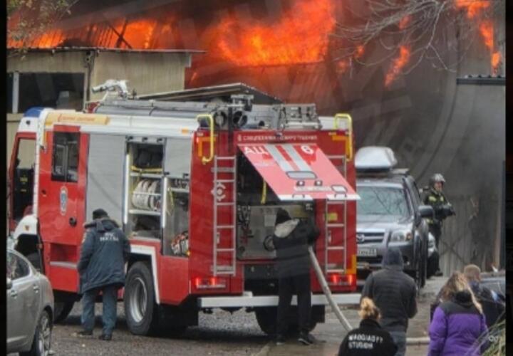 Огонь быстро распространился: при пожаре в центре Сочи пострадали три человека