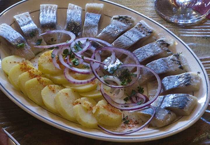 Опасность на тарелке: кому нельзя даже пробовать селедку