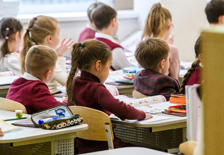 От хихиканья до дела: как говорить с детьми на «неудобные» темы в школах