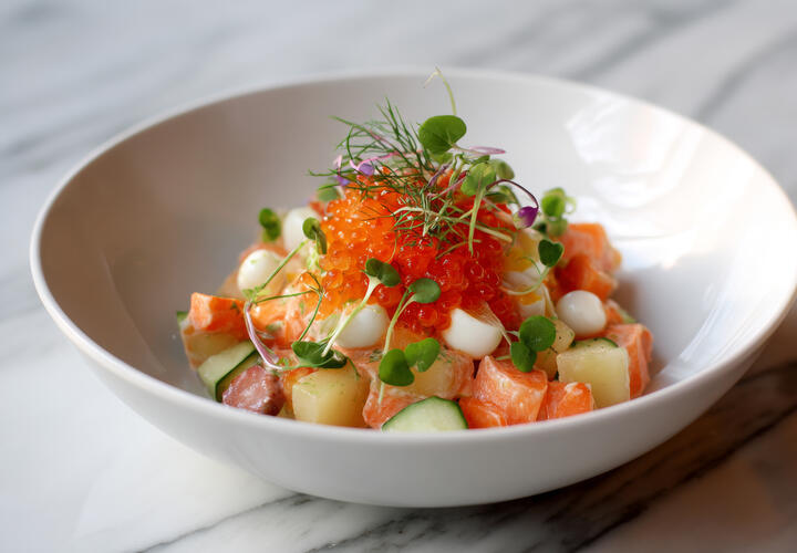 Почему нельзя совмещать с оливье водку и игристое, рассказала врач