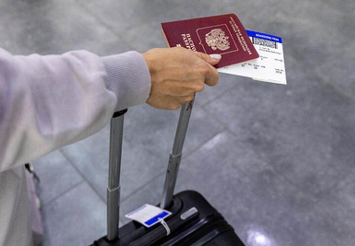 Размер долга, с которым не выпустят из России, назвали в службе судебных приставов