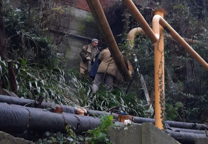  Разрушенные крыши и выбитые окна: в Туапсе продолжают обследовать поврежденные БПЛА объекты