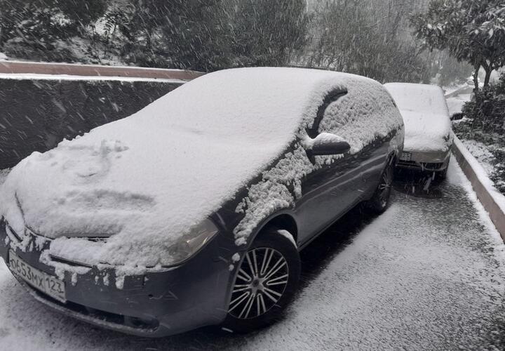 С наступающим: в прибрежной части Сочи выпал первый снег