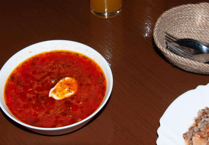 В списке неполезных угощений фигурируют пельмени, блины, пироги, борщ и оливье