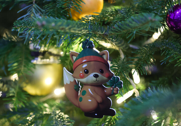 Сколько в среднем стоит ёлка и набор украшений к Новому году 2026?