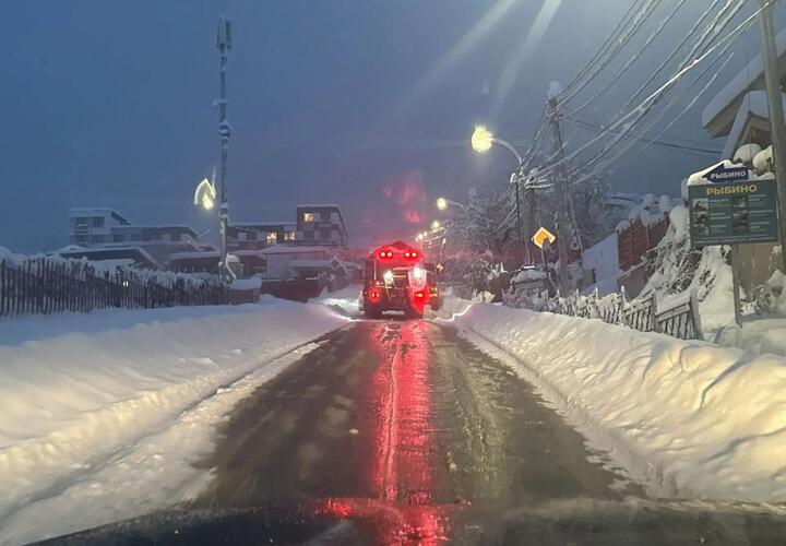 Снежные завалы и морские волны 5-метровой высоты: в Сочи объявлено штормовое предупреждение до 1 января