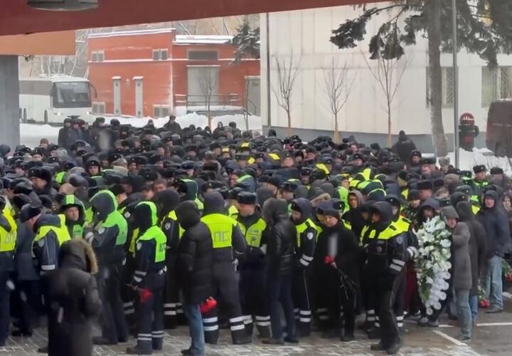 Сотни полицейских провожают в последний путь сотрудников ДПС, погибших в результате взрыва в Москве