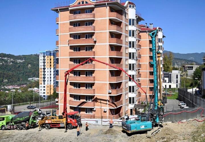 Стало известно, когда в Сочи завершат строительство высотного дома для переселенцев 