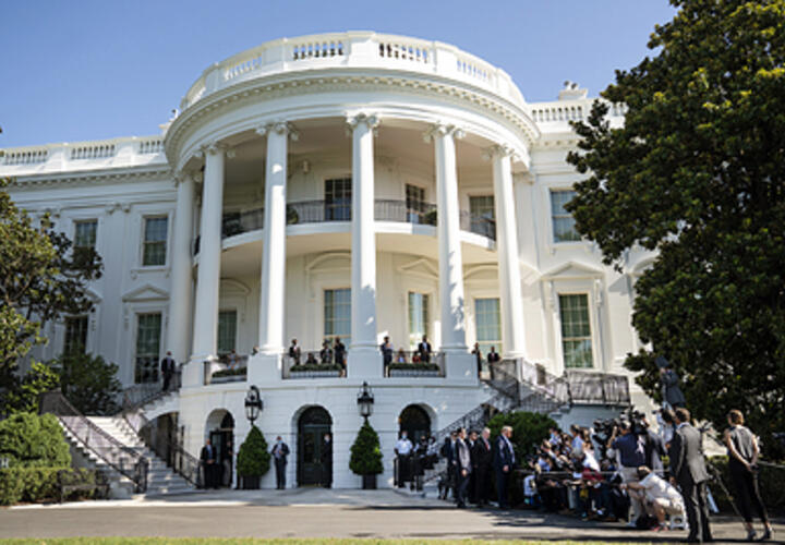 Странные шутки: Трамп присудил себе миллиард долларов