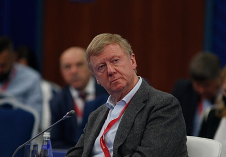 Суд арестовал счета Анатолия Чубайса на 12 млрд. За что его так не любят россияне и куда он делся?