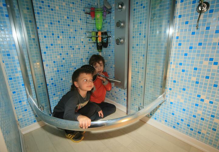 В Ейске молодая мать поила пивом своих малолетних детей. Малыши были грязные, а дом не отапливался