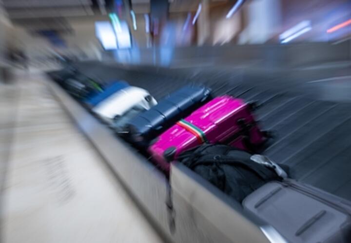  В Сочи мужчина нашел розовый чемодан с деньгами