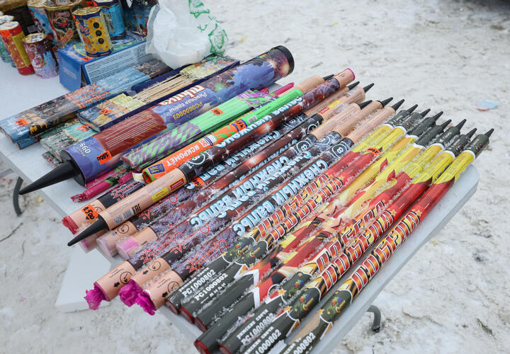 В Сочи полицейские отбирают пиротехнику