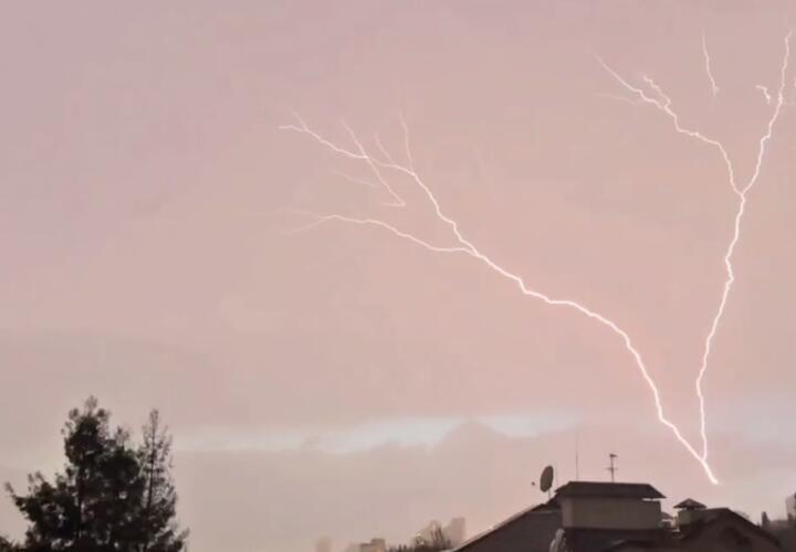 В Сочи редкая восходящая молния ударила в телебашню