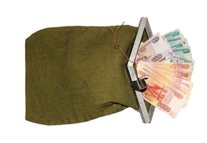 Женщина убирала балкон и нашла там сумку с золотом и деньгами