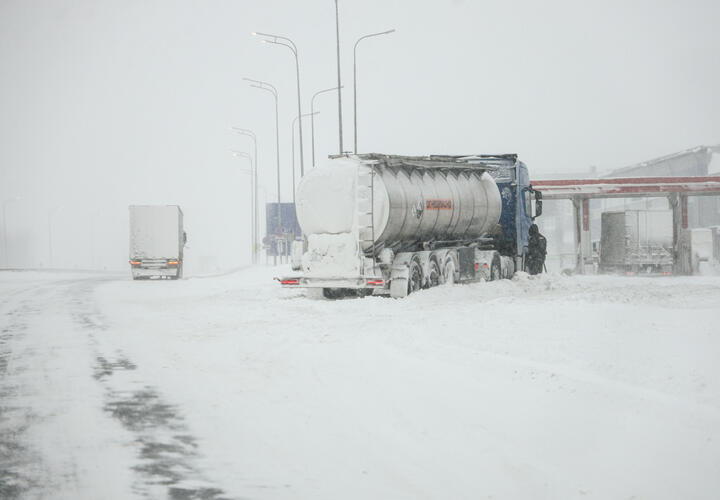 Больше 100 машин столкнулись на трассе из-за снега в Мичигане, больше полумиллиона человек пострадали от наводнений в Мозамбике: что произошло, пока вы спали