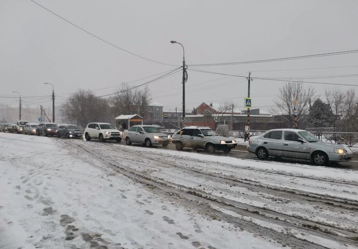 Дорожный коллапс: машины не едут, в Краснодаре жители не могут добраться до работы