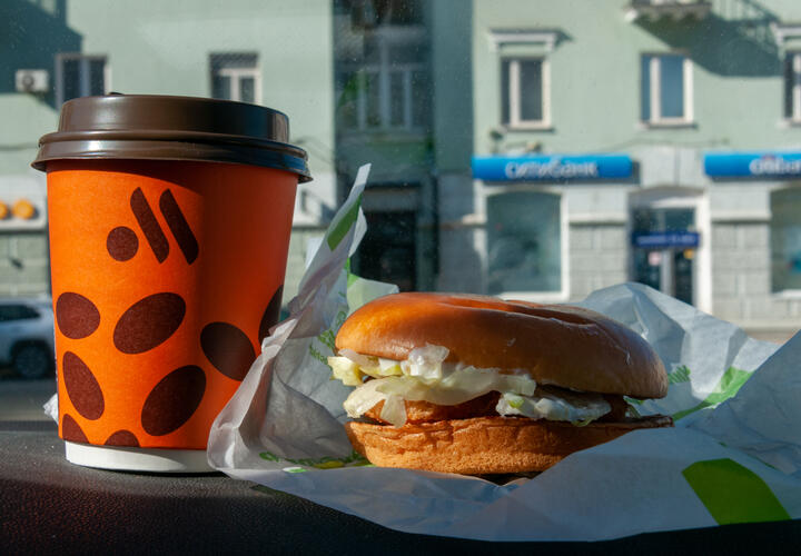 Ехали в McDonald’s, попали — на базу морпехов США: две россиянки три дня сидят под арестом  ⠀