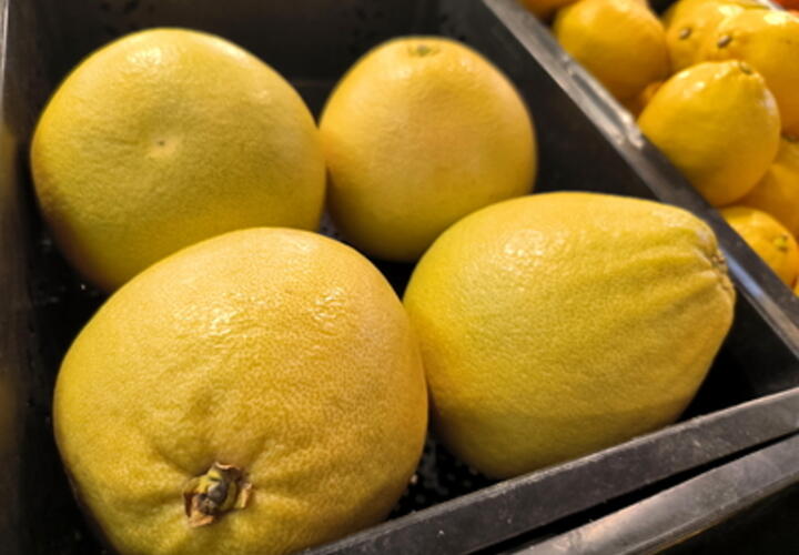 Это опасно: врач рассказала, кому нельзя есть лимоны