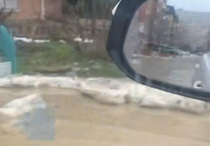 «Это уже не просто лужа»: жители Музыкального микрорайона в Краснодаре преодолевают водные преграды и просят помощи