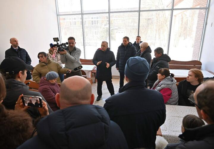 Где сейчас находятся жители поврежденных 12 домов в Новой Адыгее? 