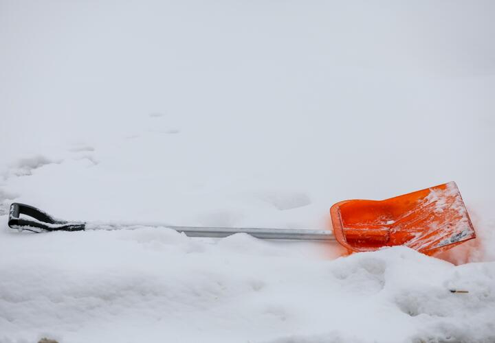 Краснодарским спортсменам пришлось самим расчищать снег у стадиона, чтобы не прерывать тренировки