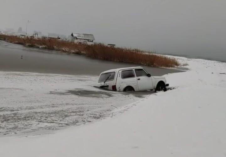 Машина с человеком внутри провалилась под лёд в Новороссийске 