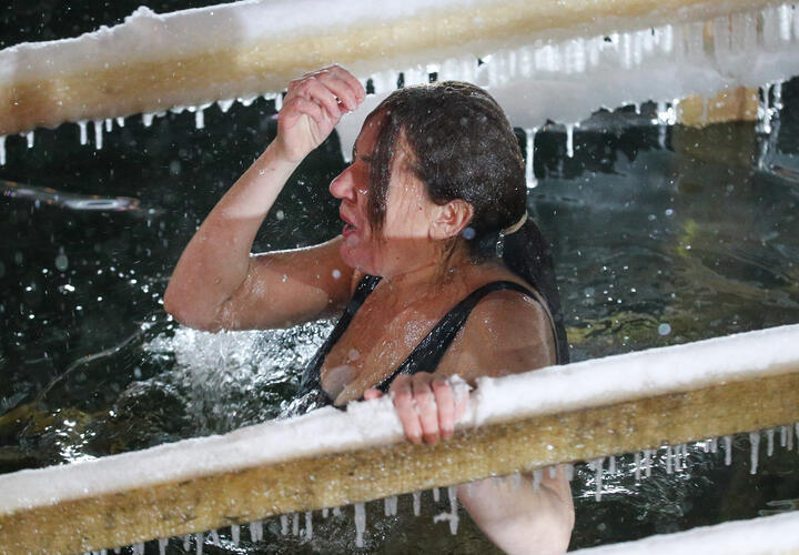 Монах рассказал, кому и почему нельзя купаться в проруби на Крещение