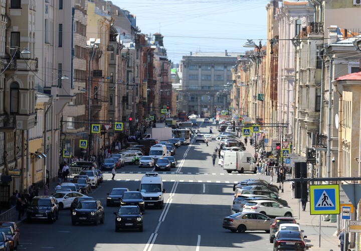 Мужчина с чёрной бородой избил двух девушек в центре Краснодара