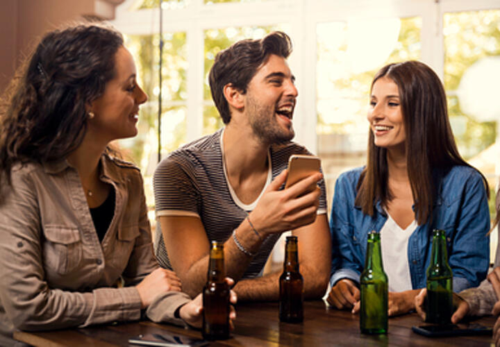 На юге России одиноким людям массово предлагаются услуги собутыльников 