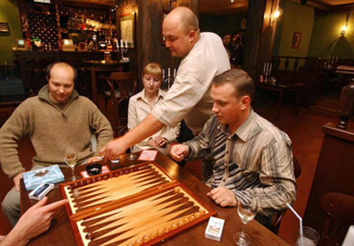 Надоели гаджеты: о росте популярности настольных игр рассказала психолог