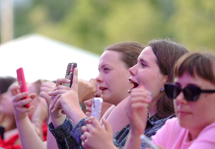 Неужели это возможно сделать? Парламент Франции полностью запретил подросткам посещение соцсетей